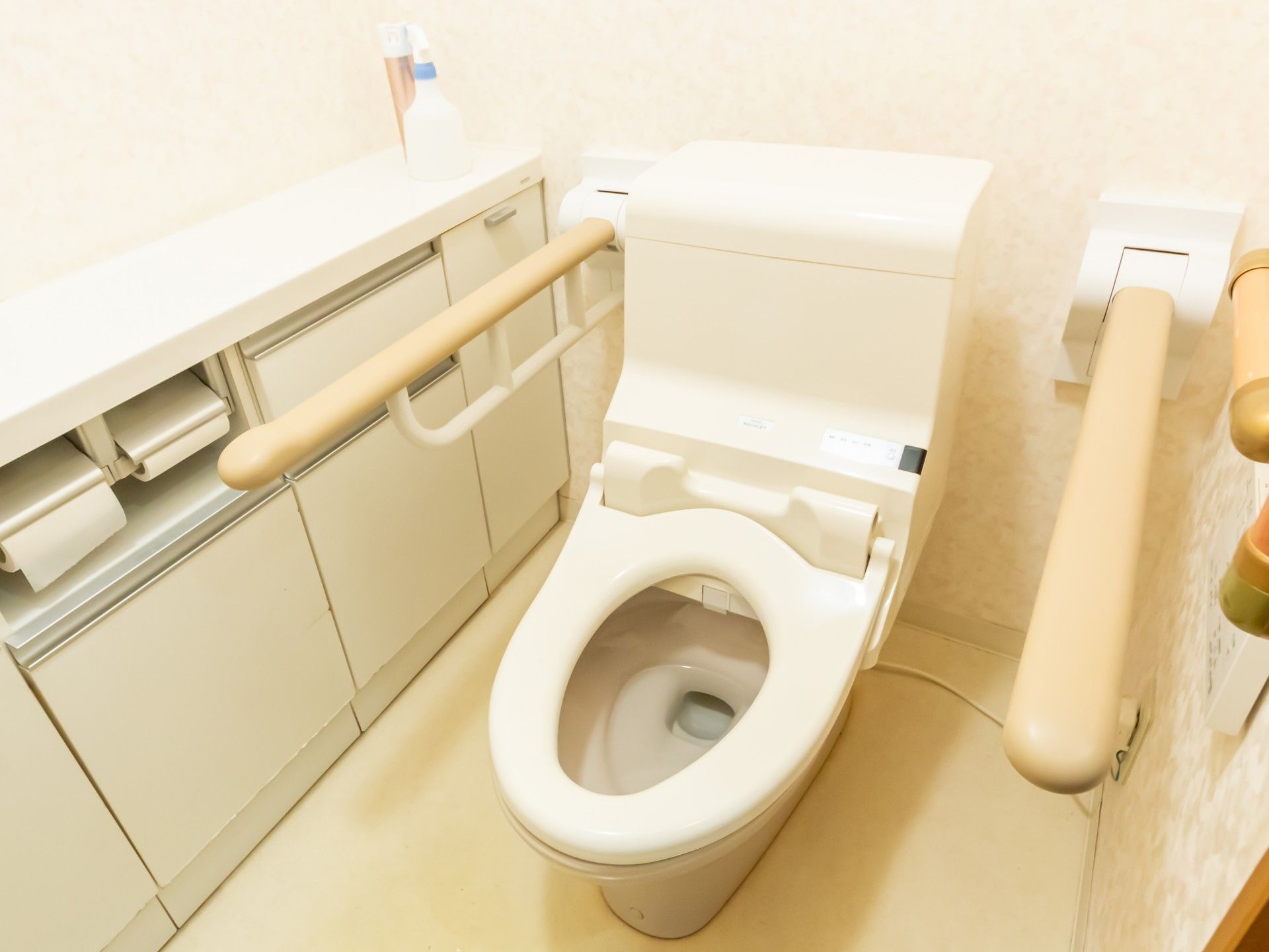 手すり付きのトイレ