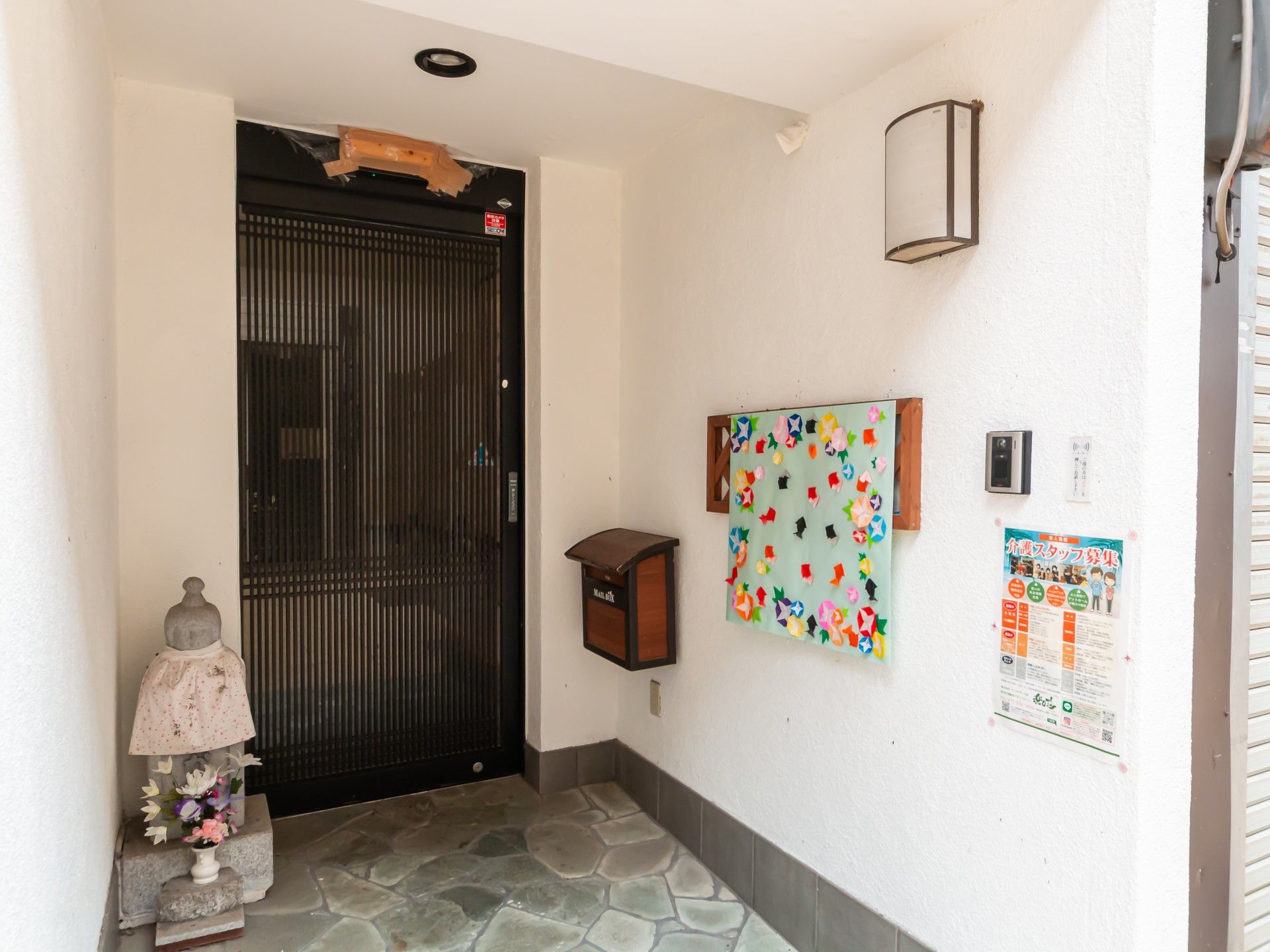 飾りがある玄関