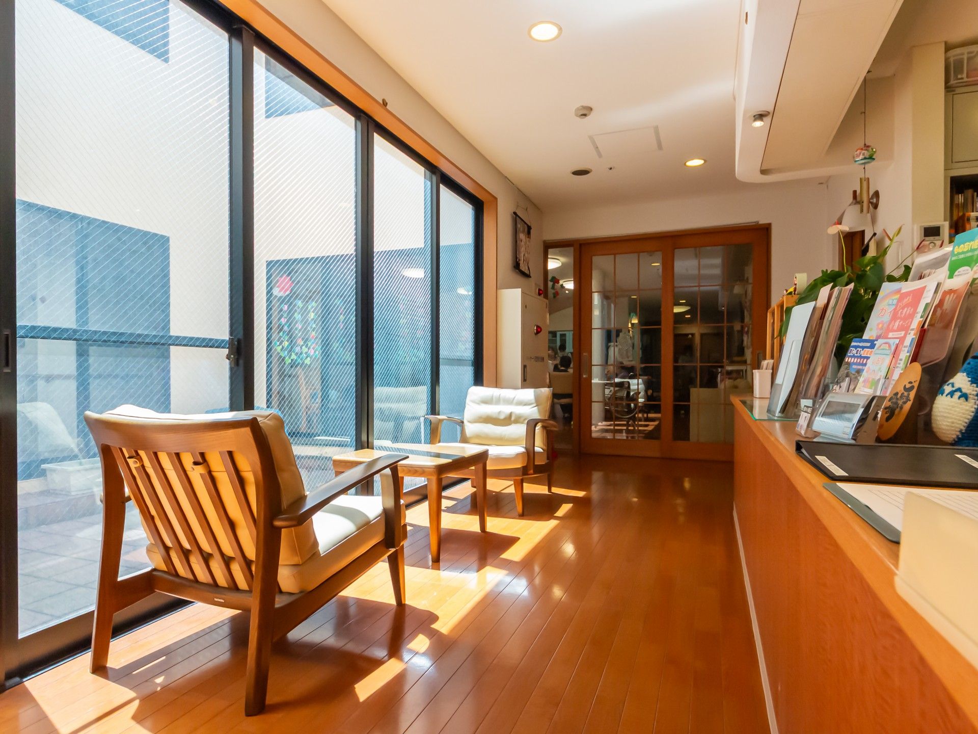 日差しが差し込むロビー