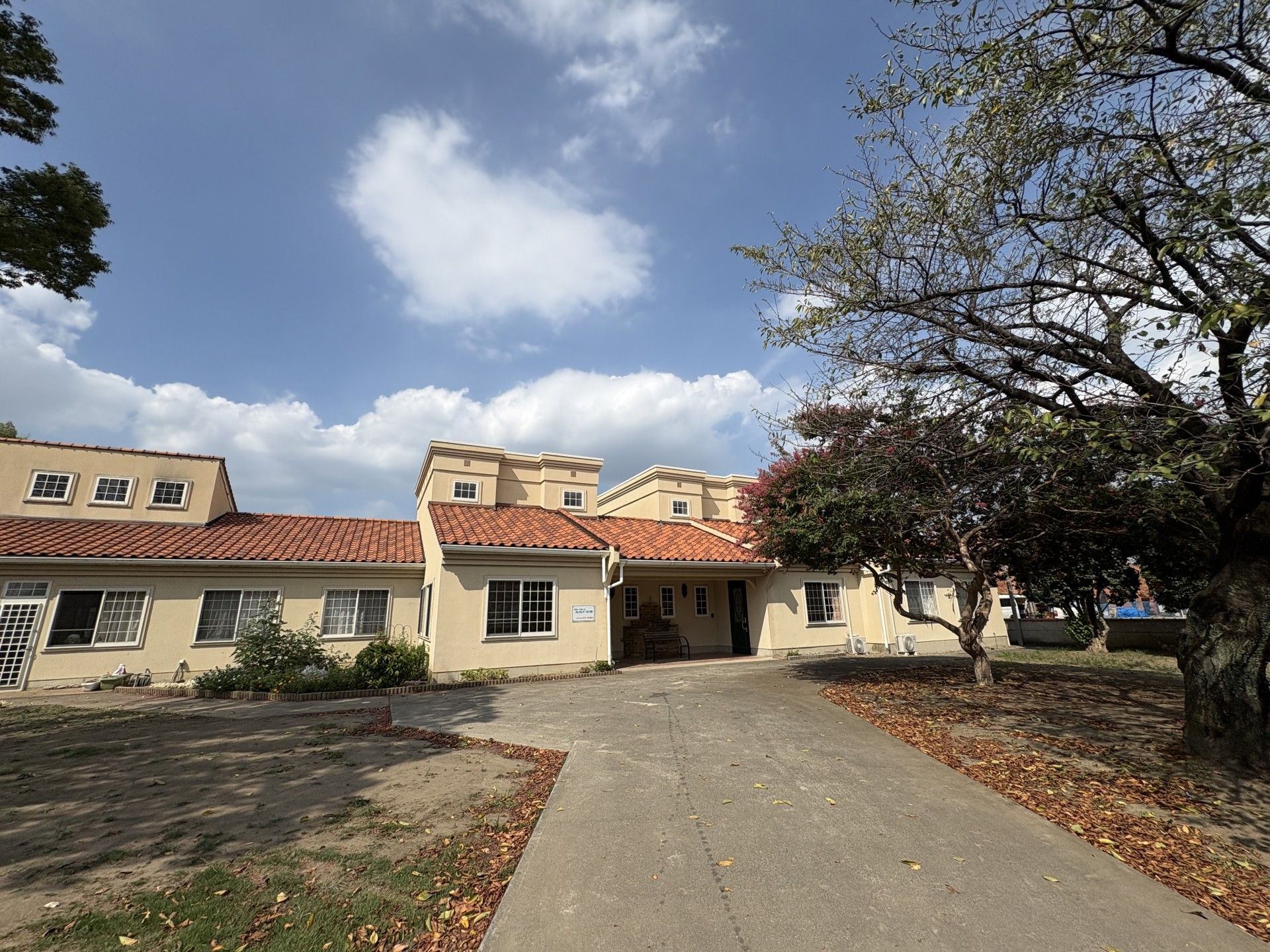 落ち着いた外観の建物