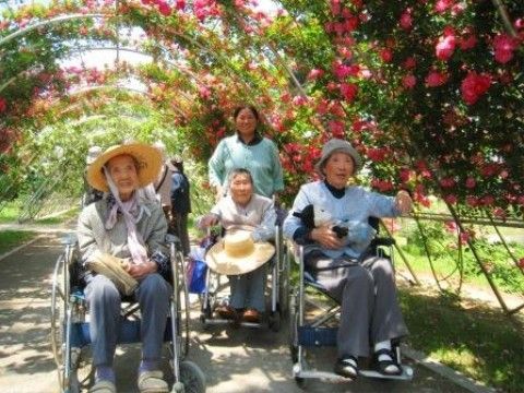 車椅子で移動する入居者