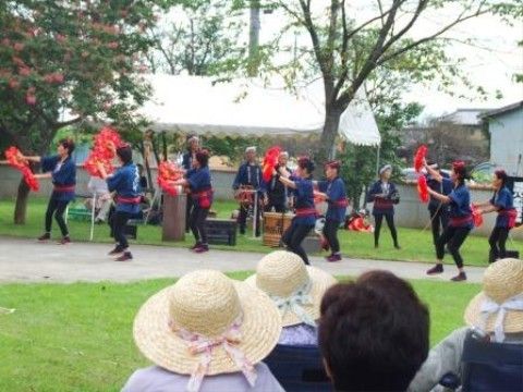 イベントを見学する入居者