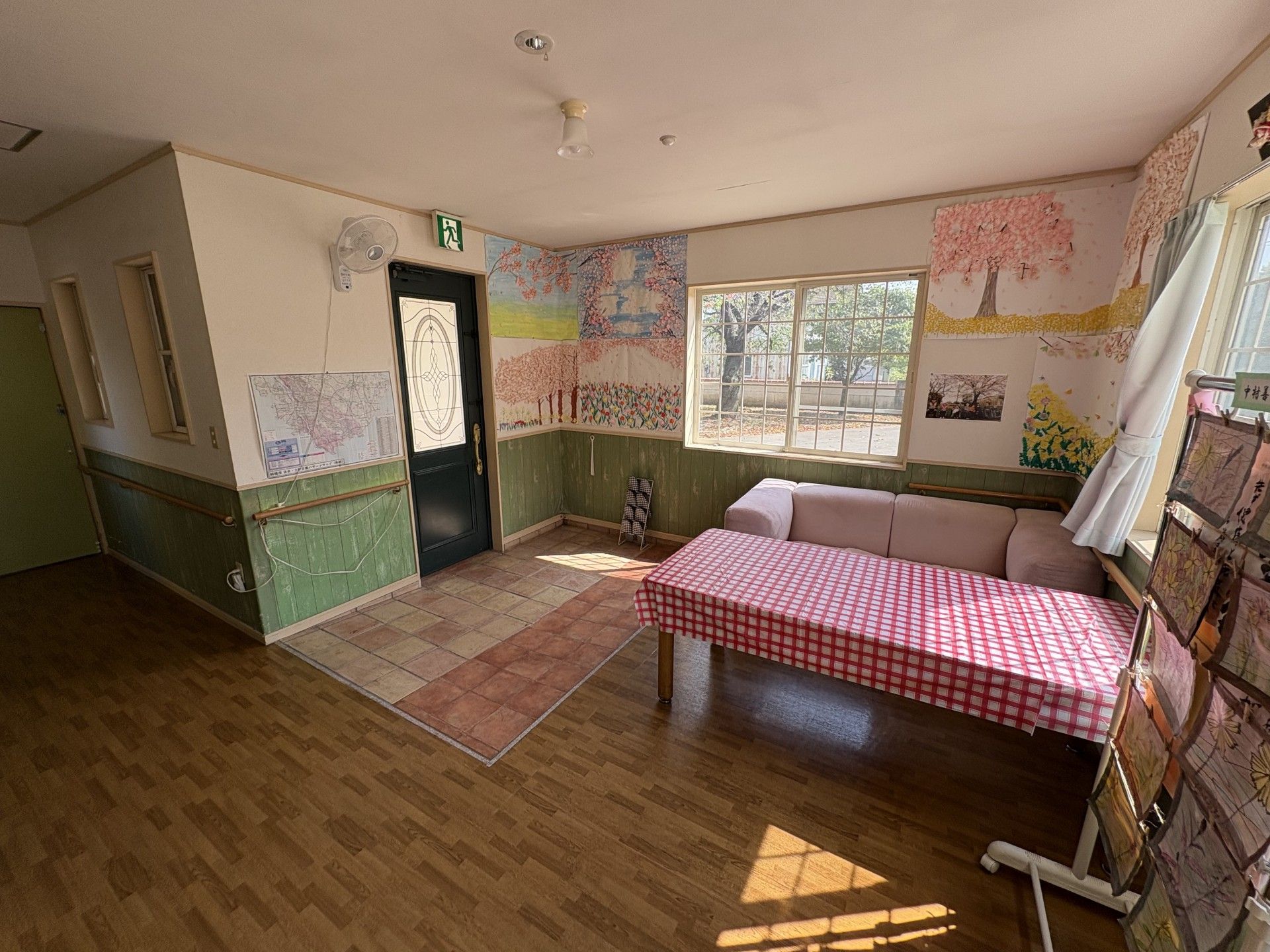 明るい窓辺のくつろぎスペース