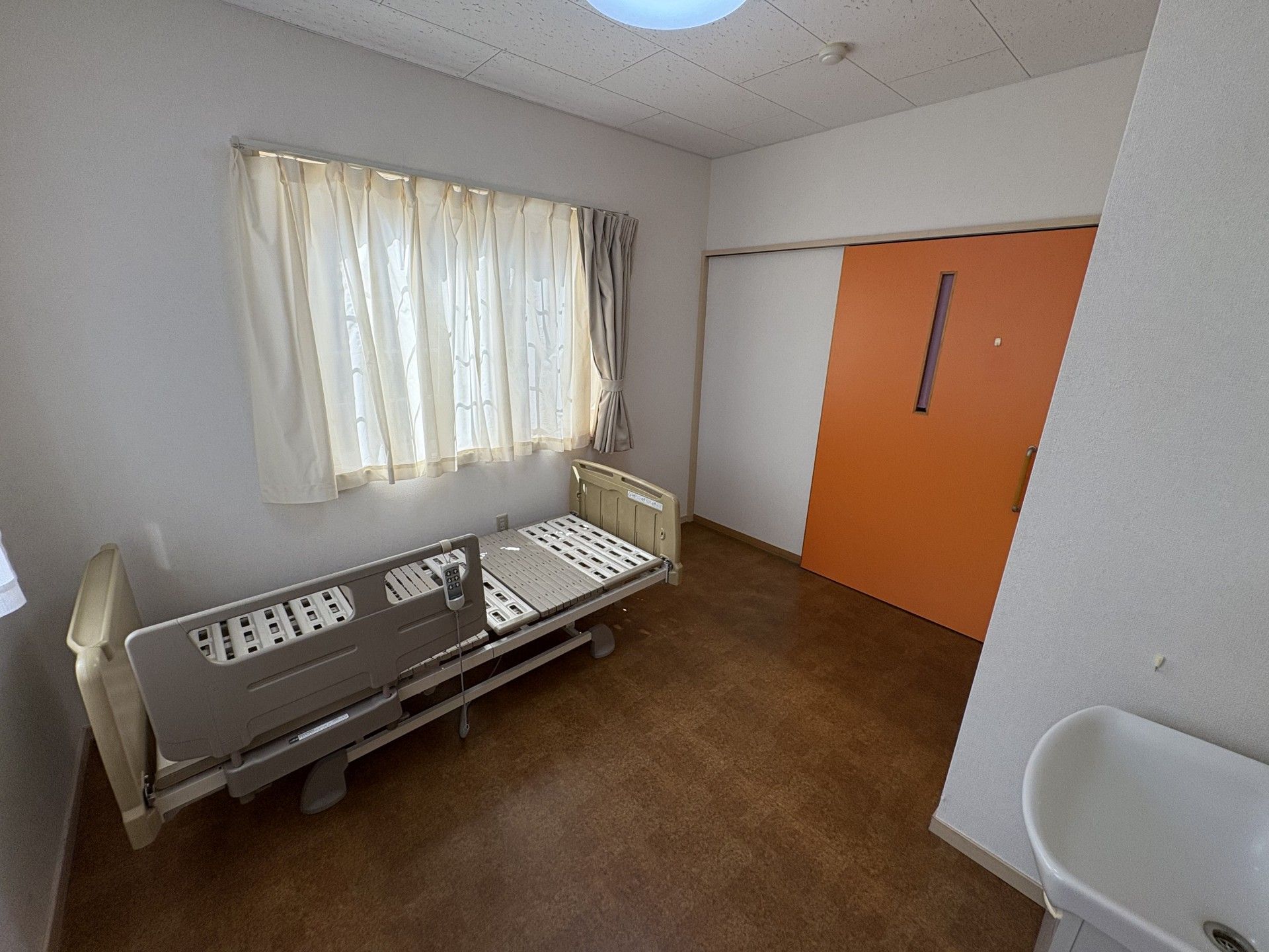 明るい個室のベッド