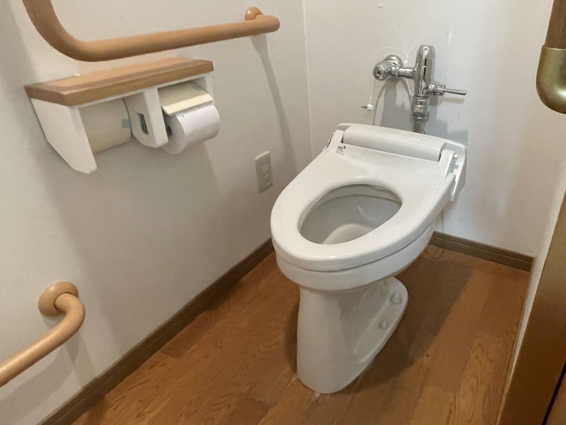 手すり付きのトイレ