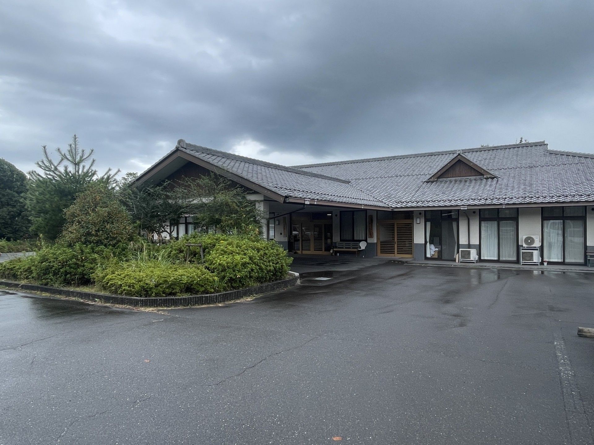 緑に囲まれた建物の外観