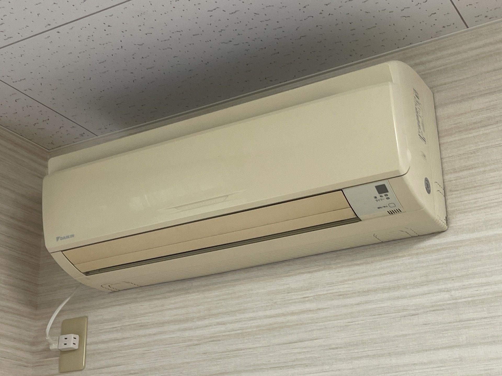 壁に設置されたエアコン