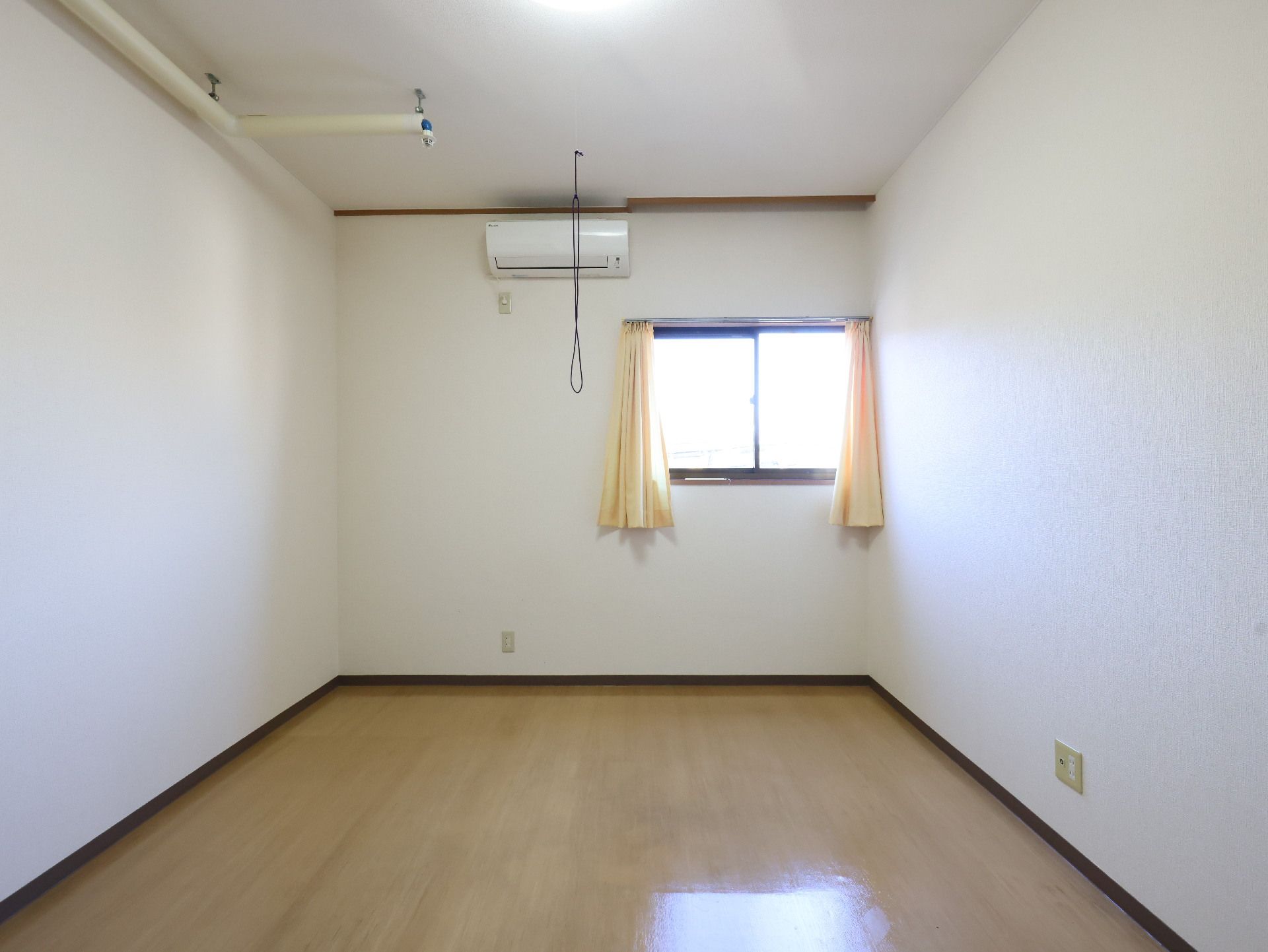 カーテンが開いており明るい雰囲気の居室