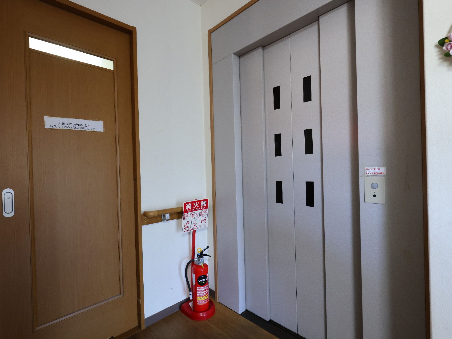 扉の前に消火器が置かれているエレベーター