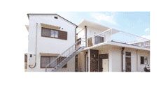 明るい外観の施設