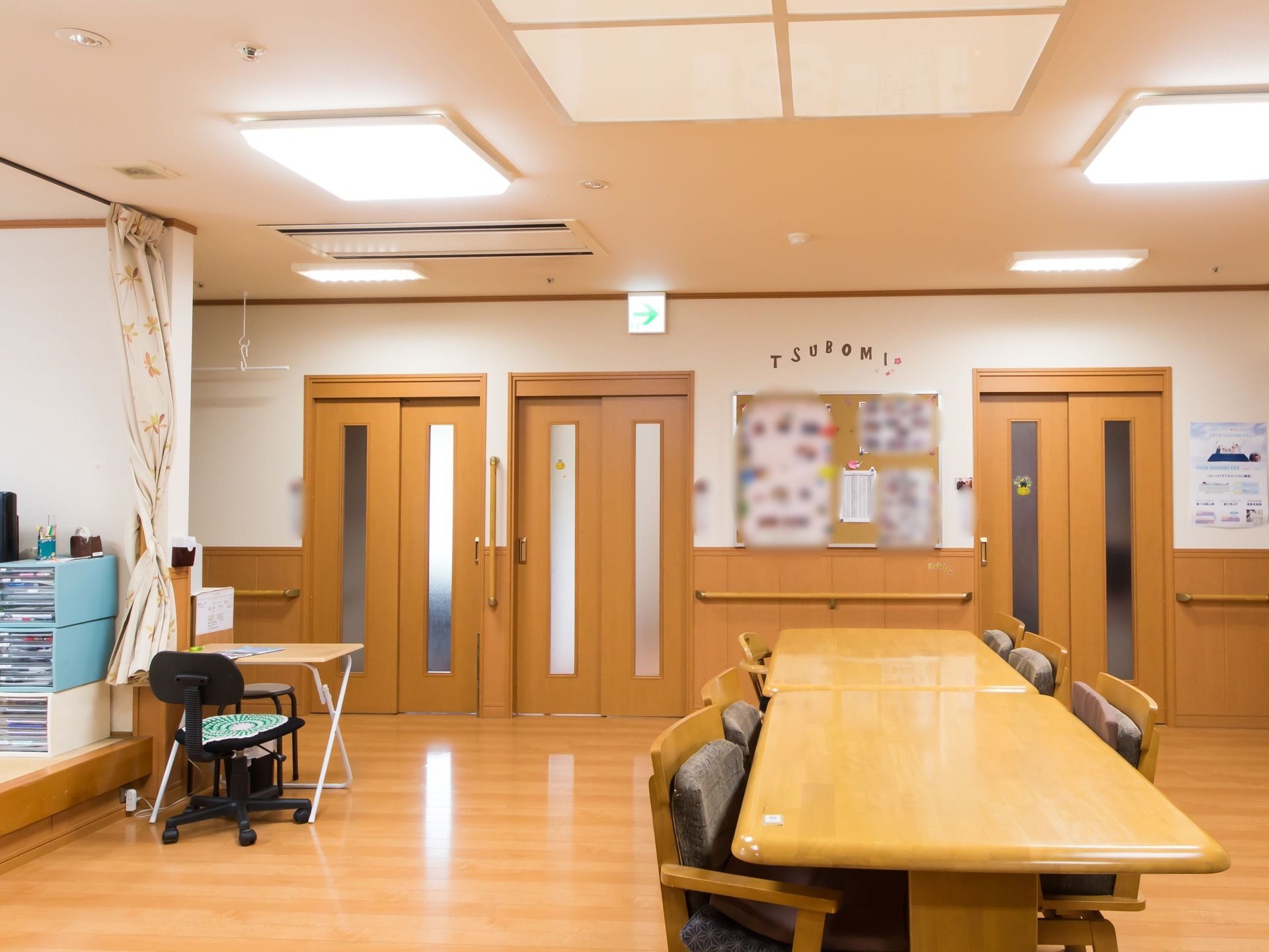 廊下の壁全面に手すりがある。天井に埋め込み式のエアコンがあるので、どの季節も快適に過ごすことが可能。