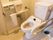 清潔感のある明るいトイレである。手すりが便器の両側にあり、つかまって体を支えながら利用することができる。