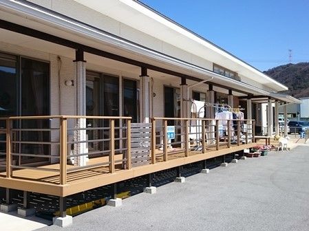 ウッドデッキが付いた平屋建ての建物は窓が大きく明るい雰囲気。