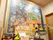 色鮮やかな絵画と飾り