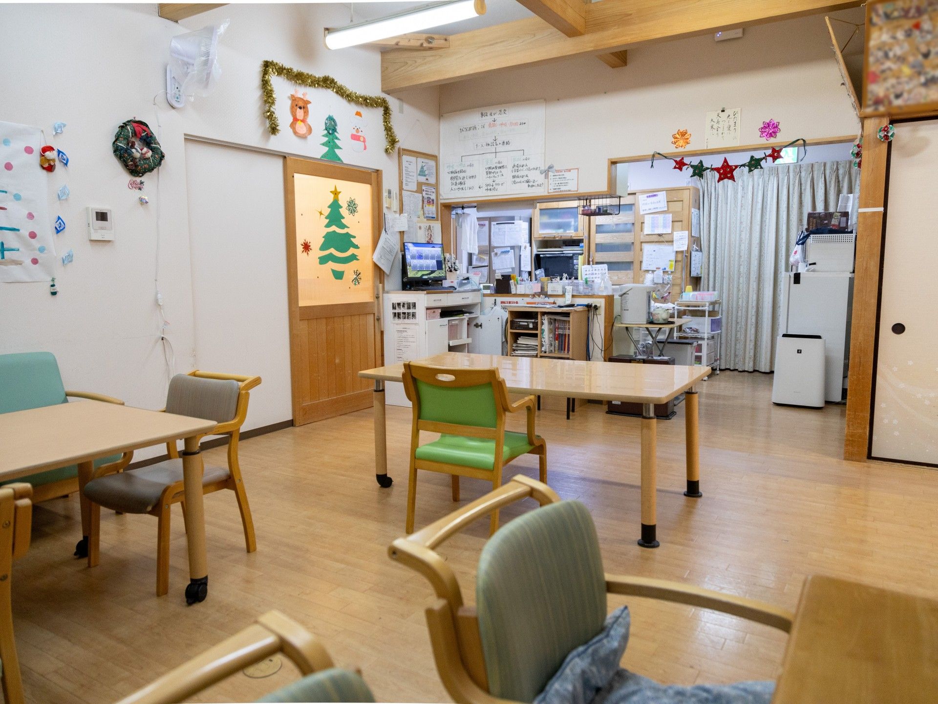 飾り付けのある共有スペース