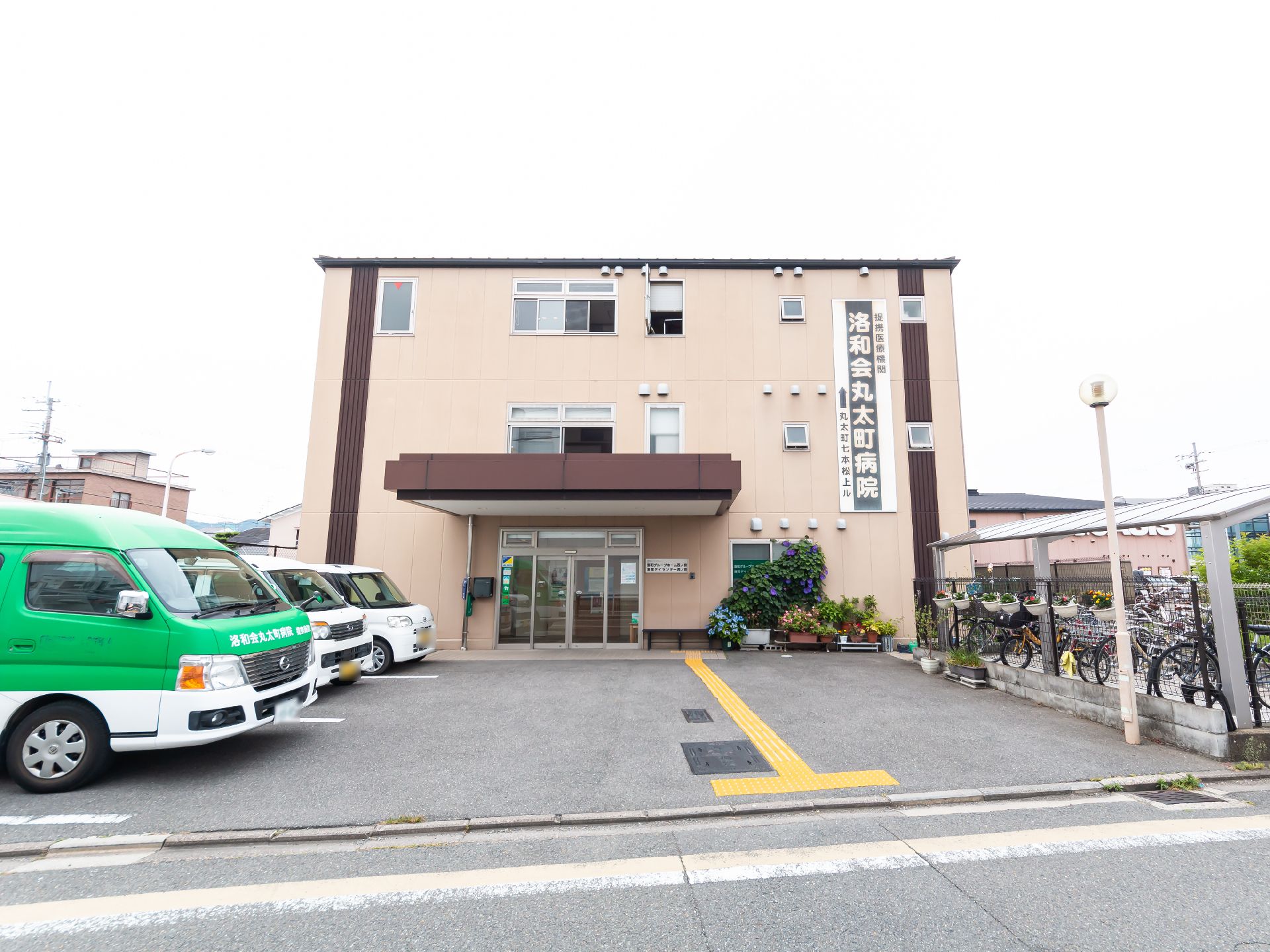 駐車場から撮影した介護施設の外観