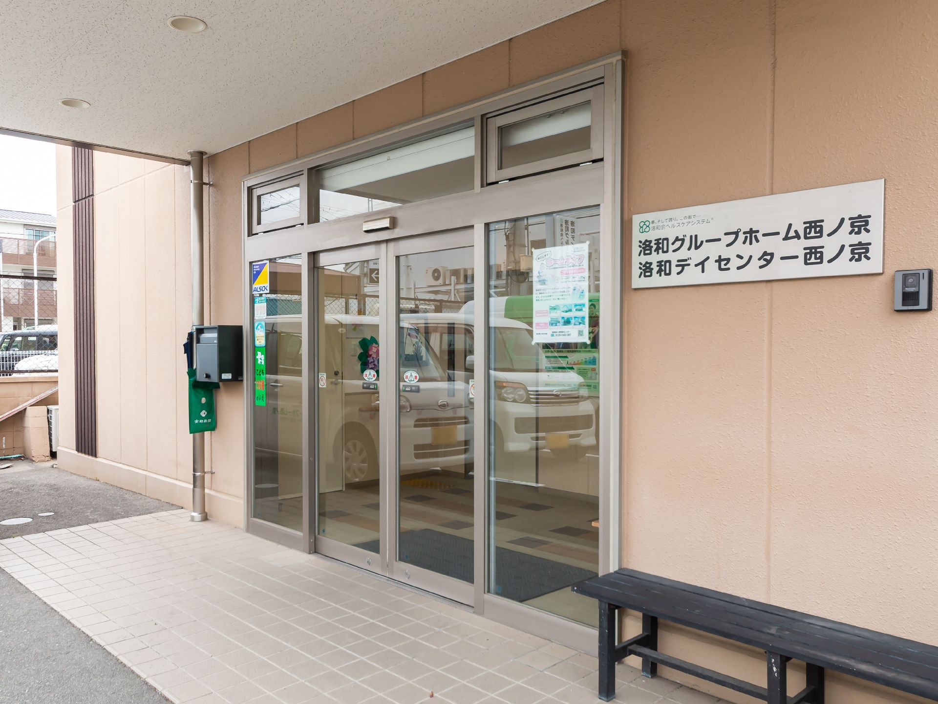 バリアフリー完備で、段差が極力取り除かれている玄関