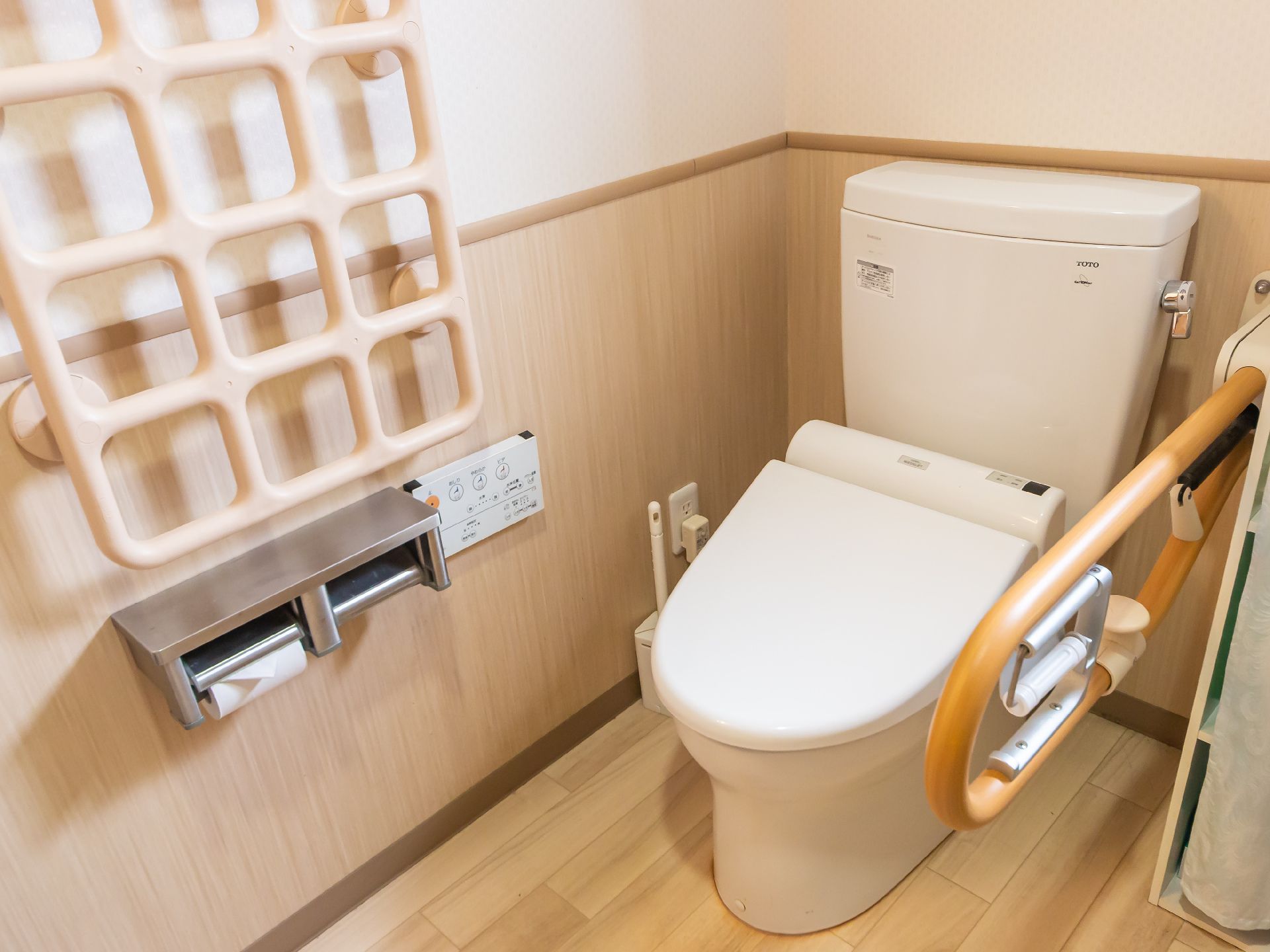 車椅子の方でも使いやすいよう、手すりが設置された洋式トイレ