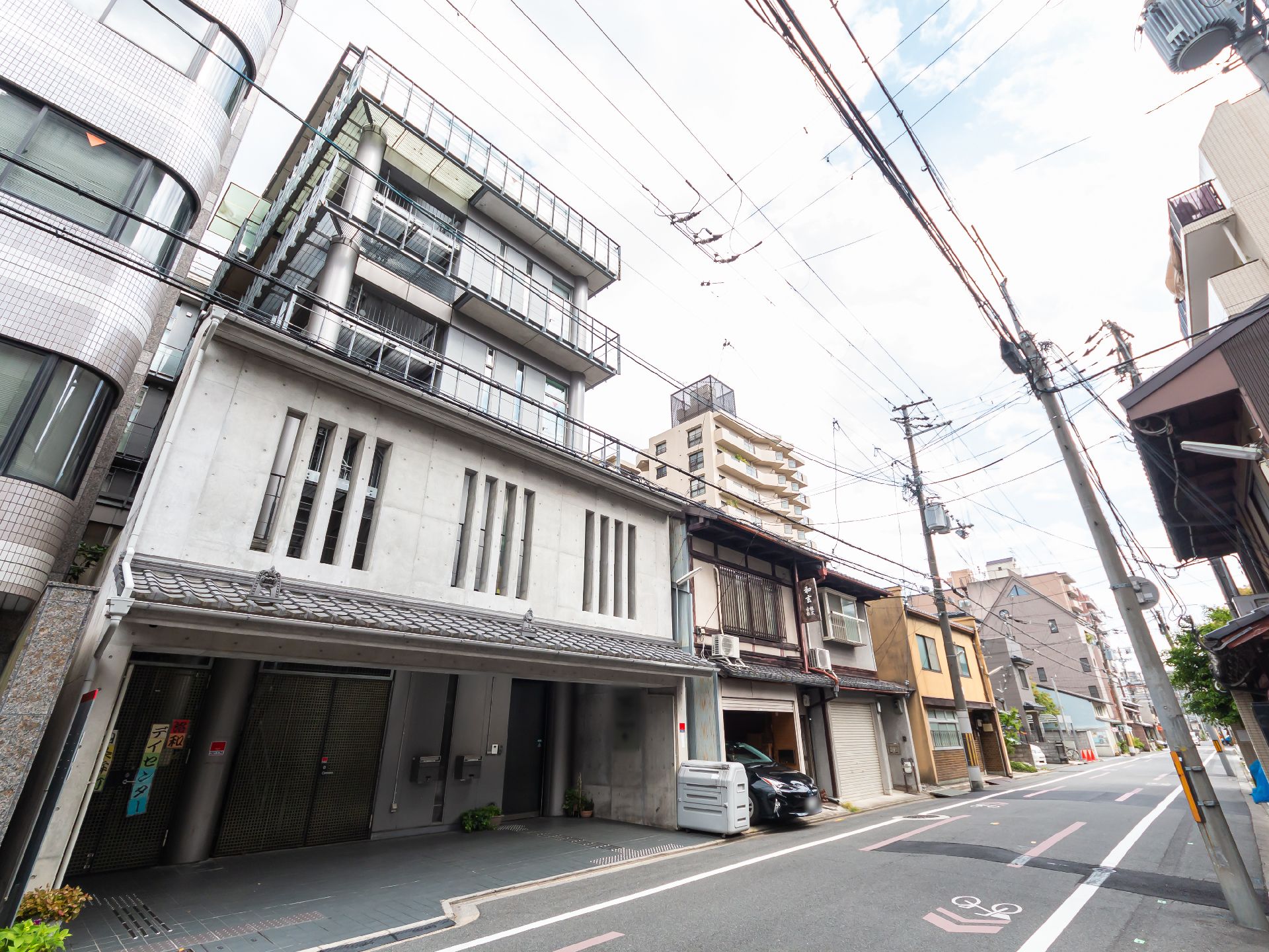 外壁は白色で構成され、おしゃれな雰囲気を持つ施設の外観