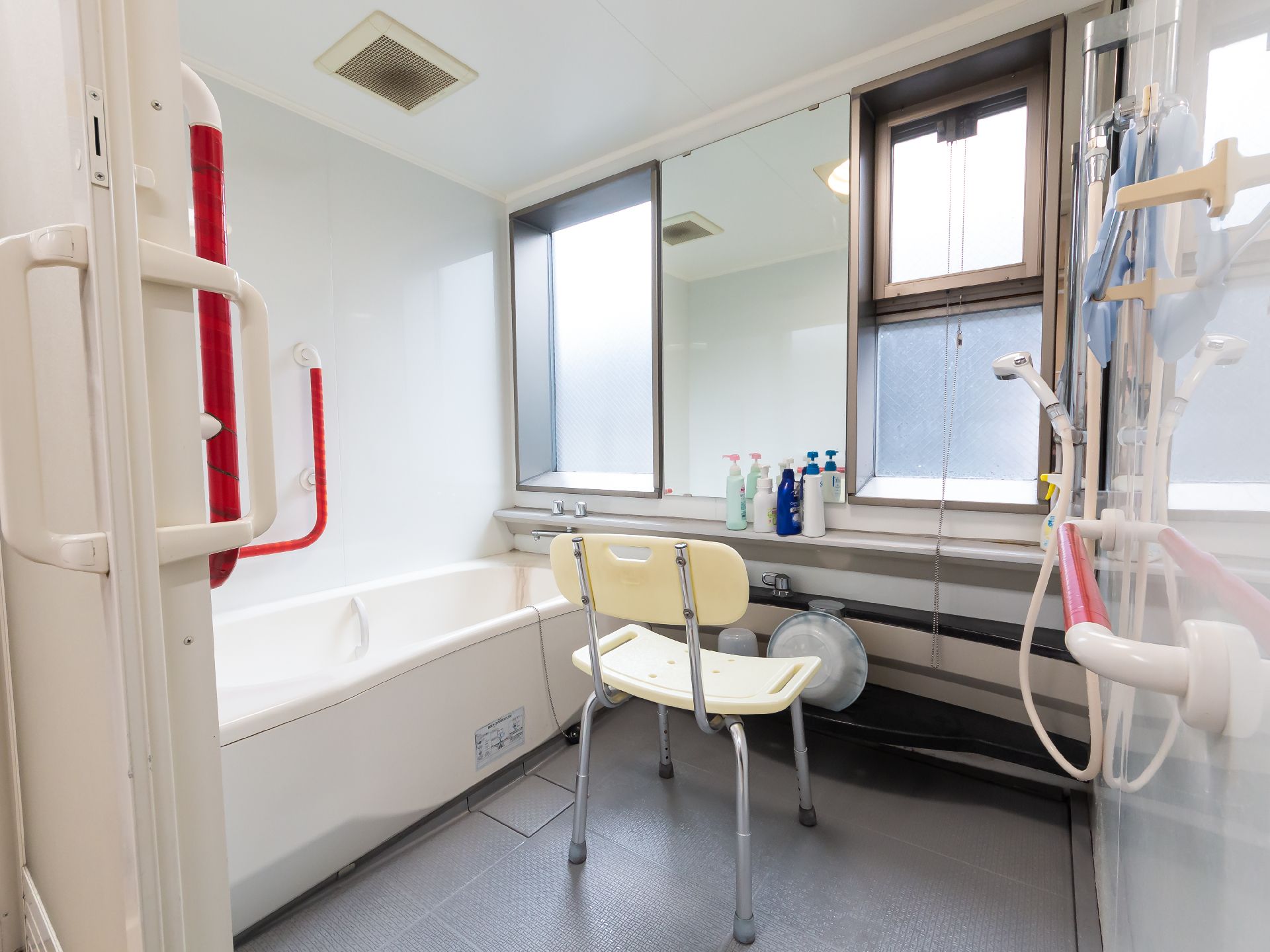 手すりが付いた、要介護度が軽度の方向けの個浴用の浴室