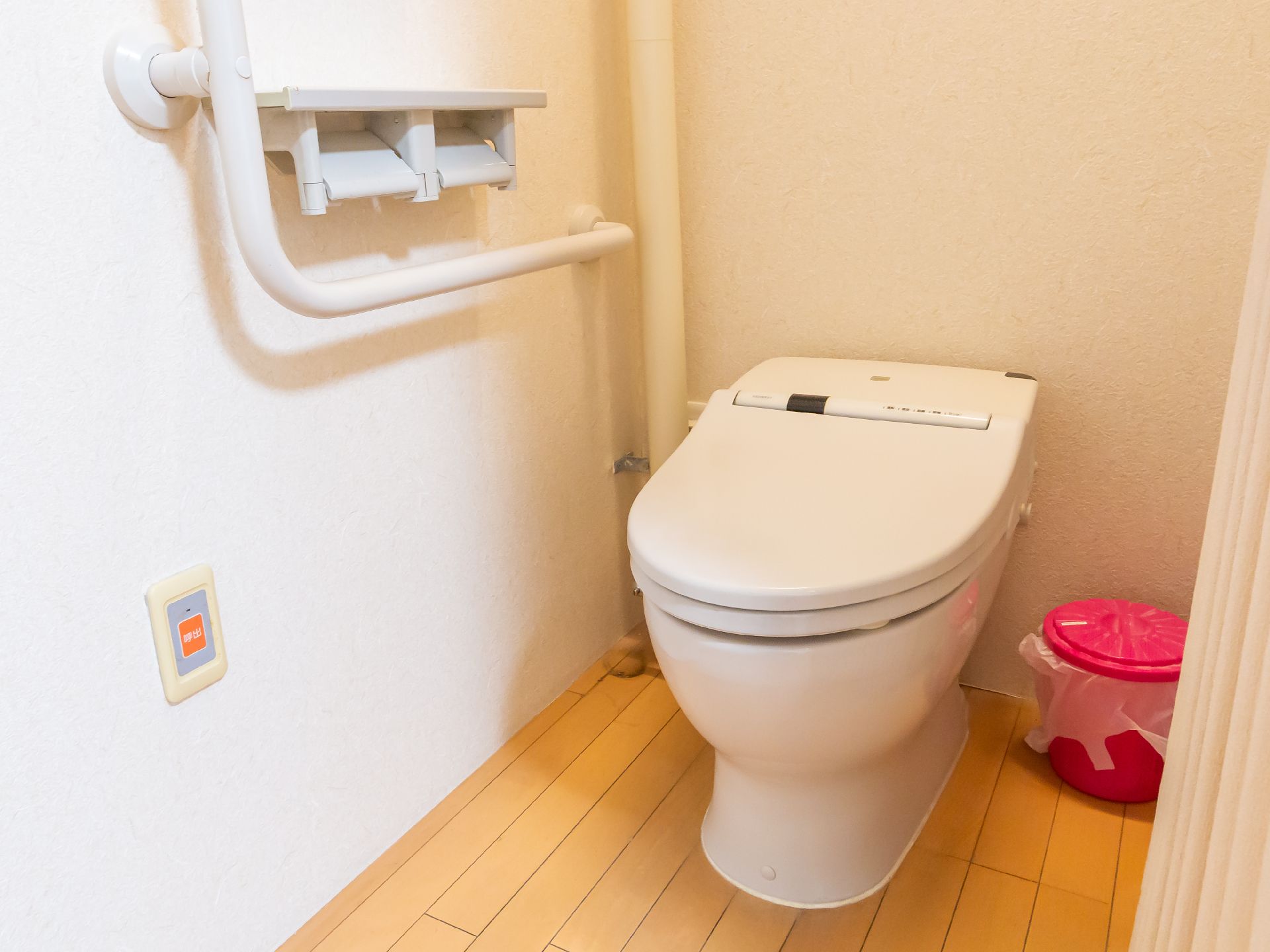 手すりが設置され、車椅子を利用している方も使いやすい洋式トイレ