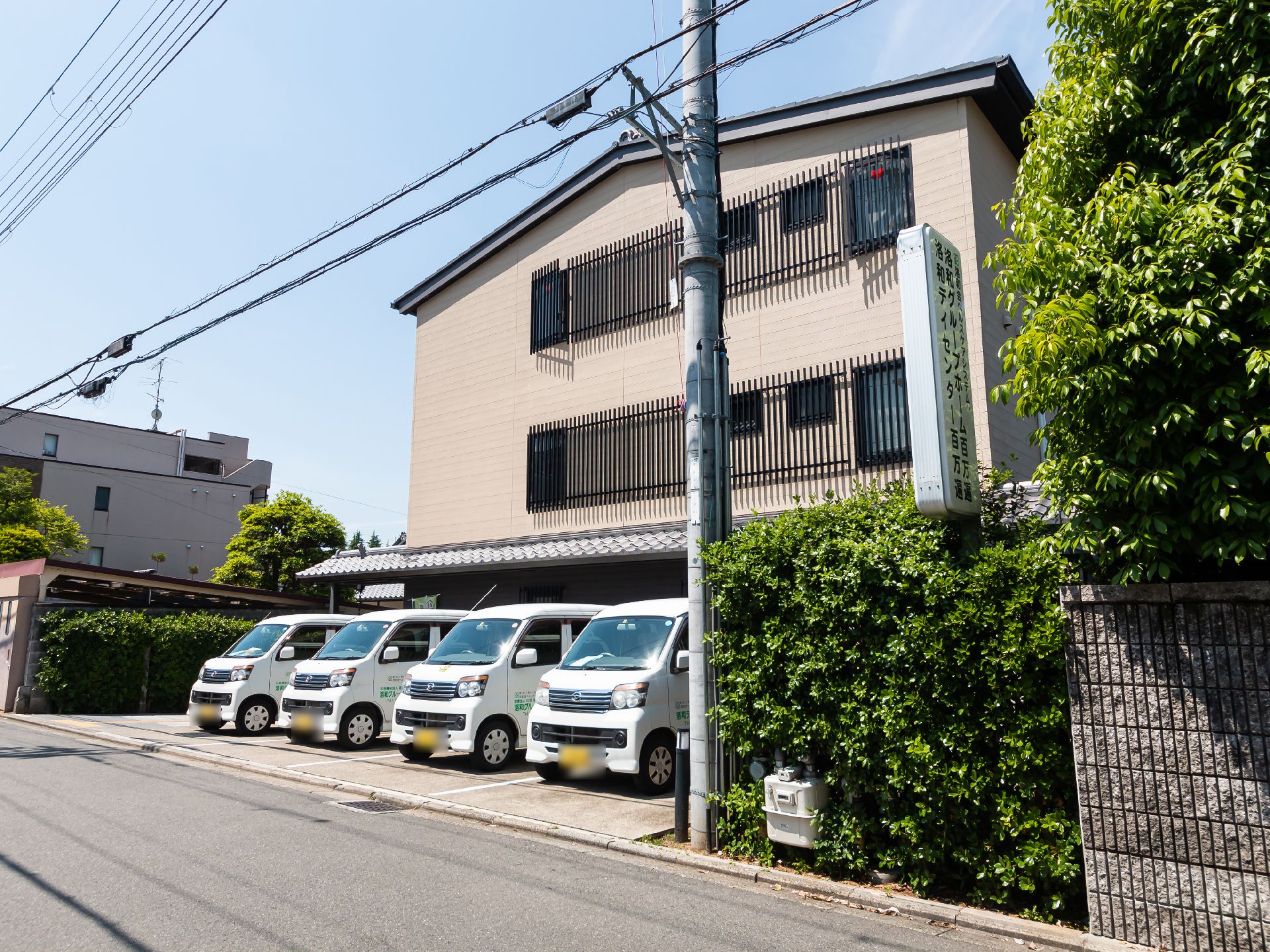 段差が排除された、車椅子の方でも楽に入館できる施設の外観