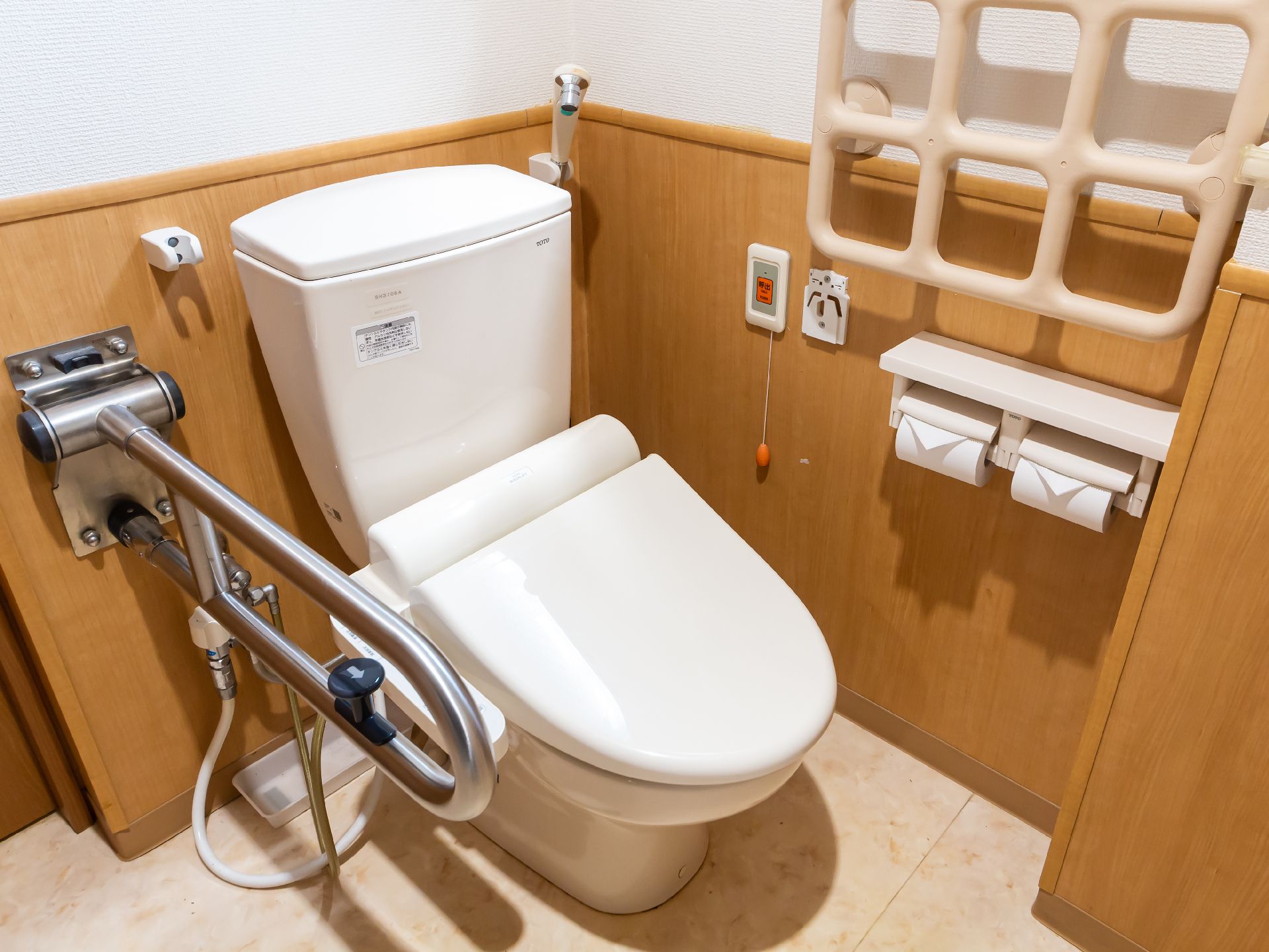 高齢者が使うことを配慮して手すりが設置されているトイレ