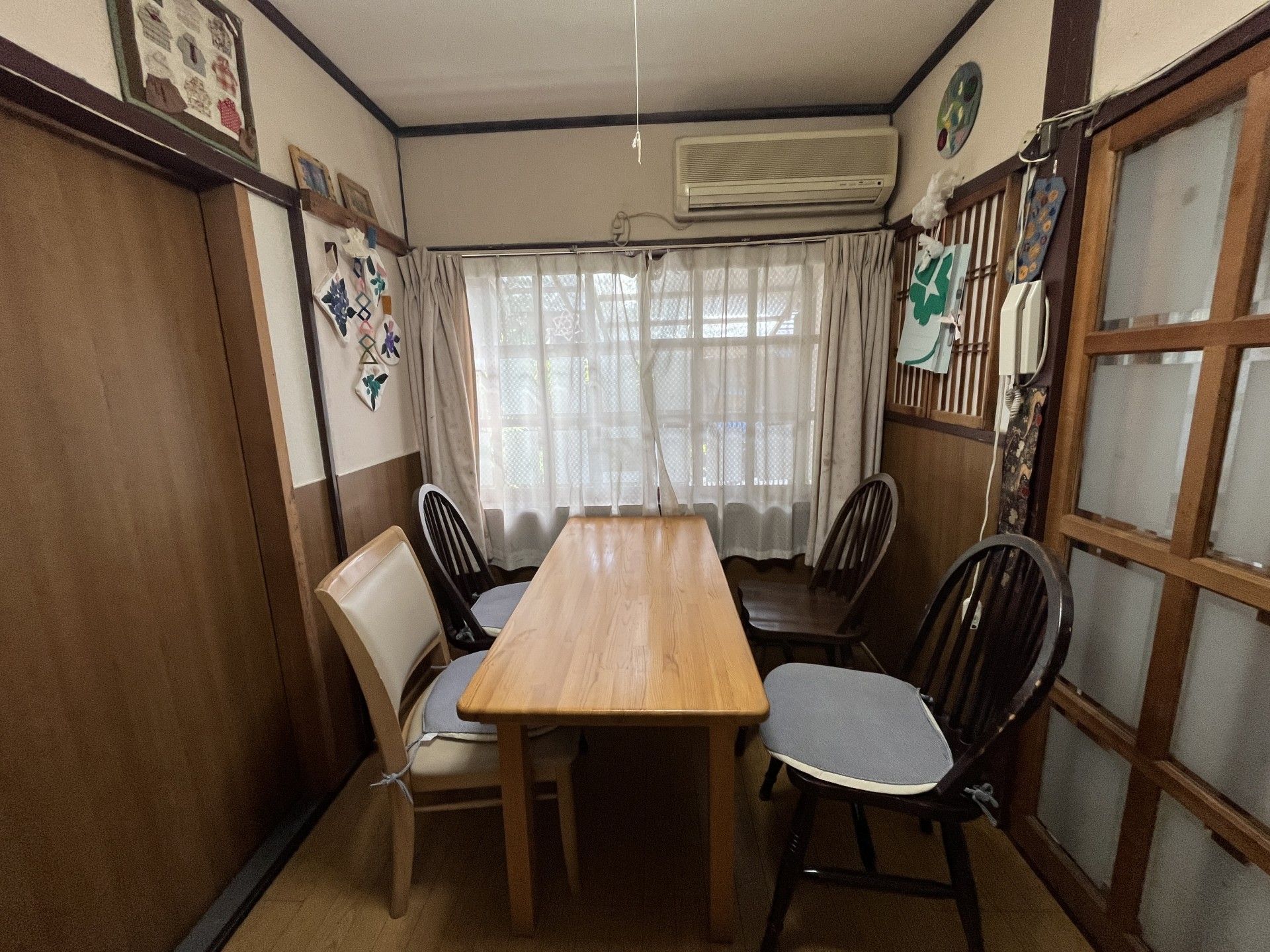 落ち着いた雰囲気の部屋