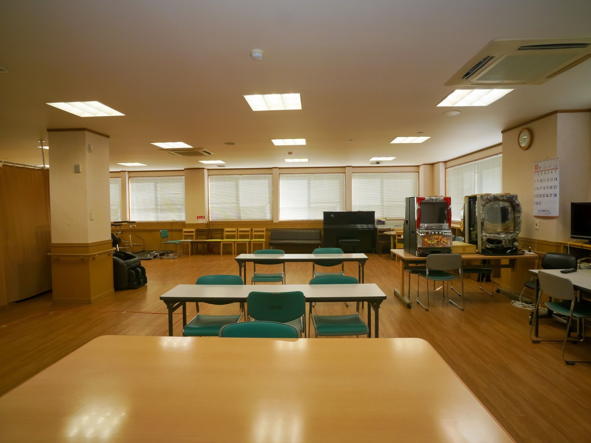 スロット台やピアノ、マッサージ機が置かれている場所
