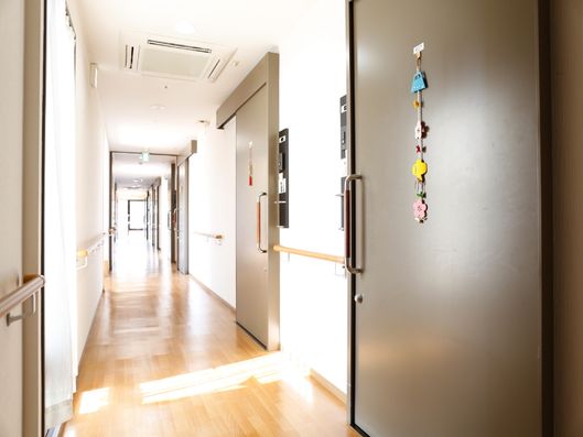 明るく清潔感溢れる個室通路