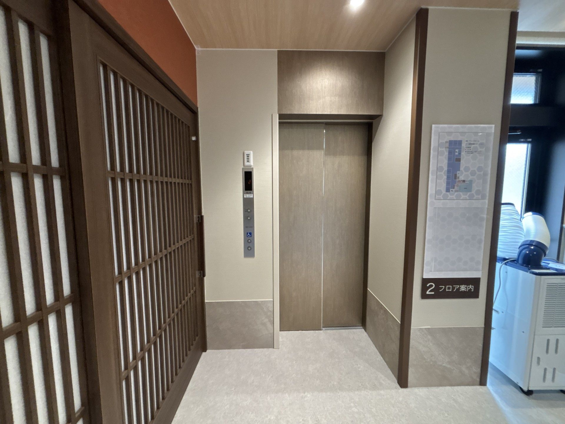ピンク色のドアが設置されたエレベーター