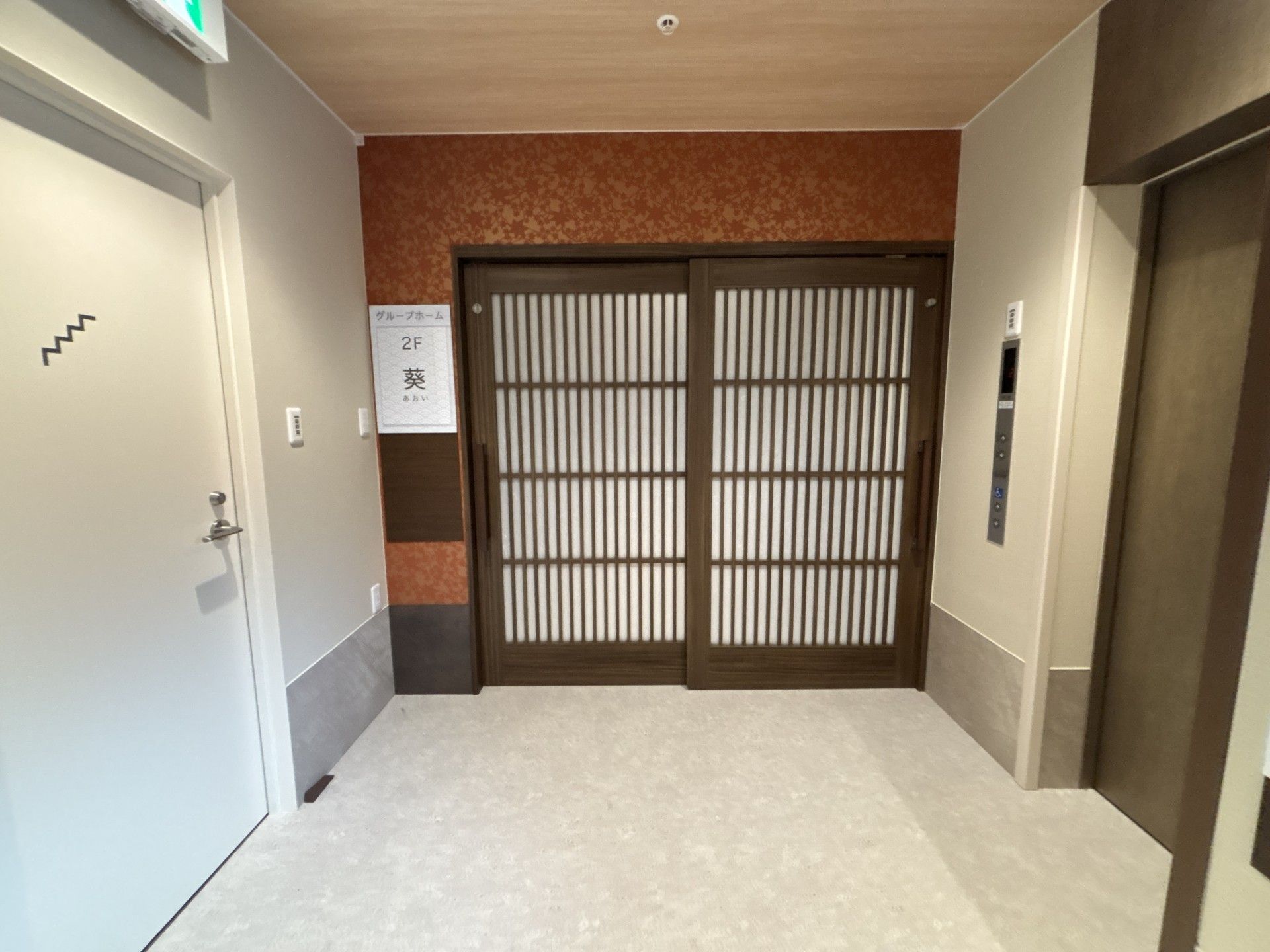 エレベーター前に設置されたベンチ
