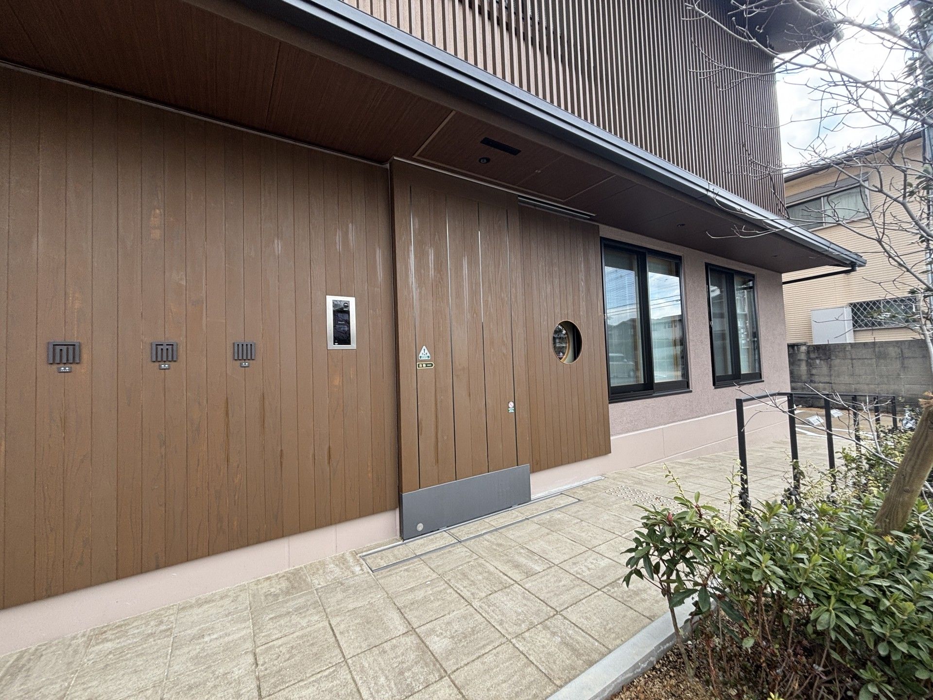 ベンチが設置された高齢者施設のエントランス