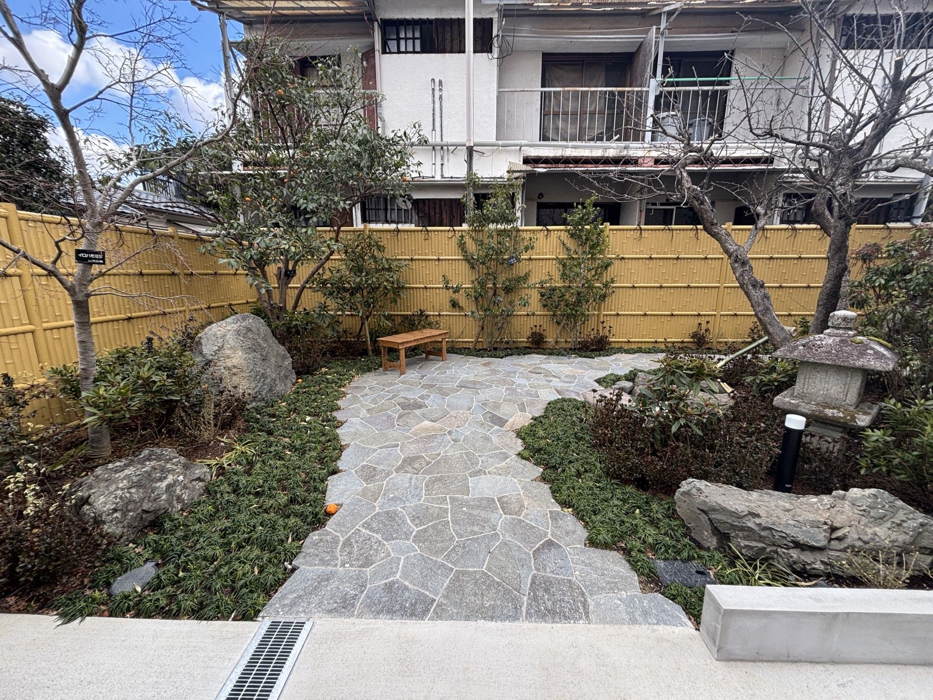 石畳の庭園