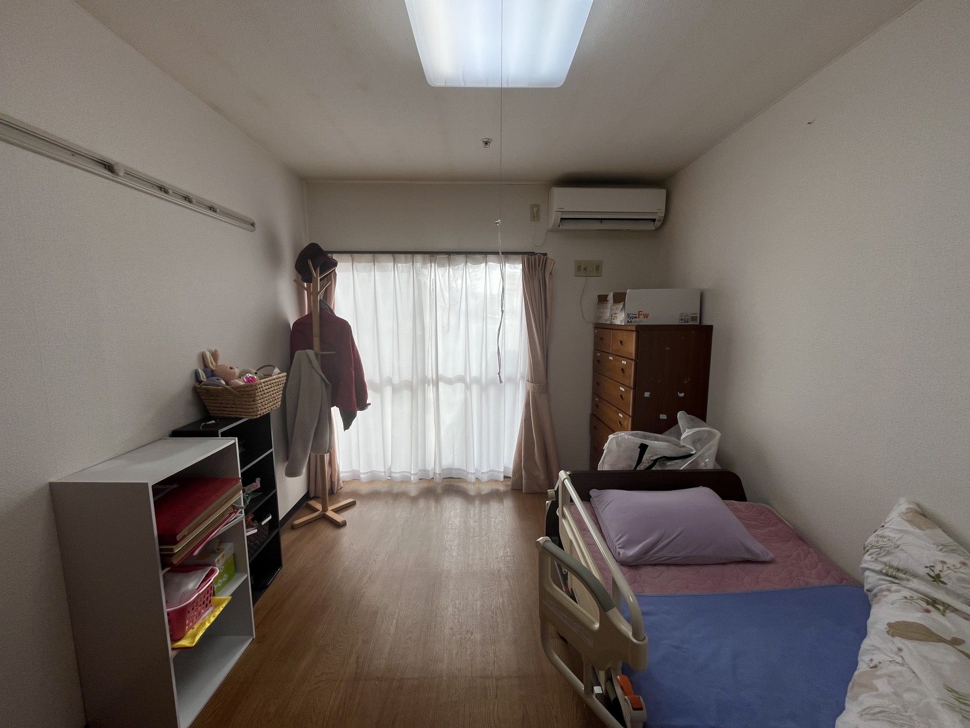 明るい個室の様子