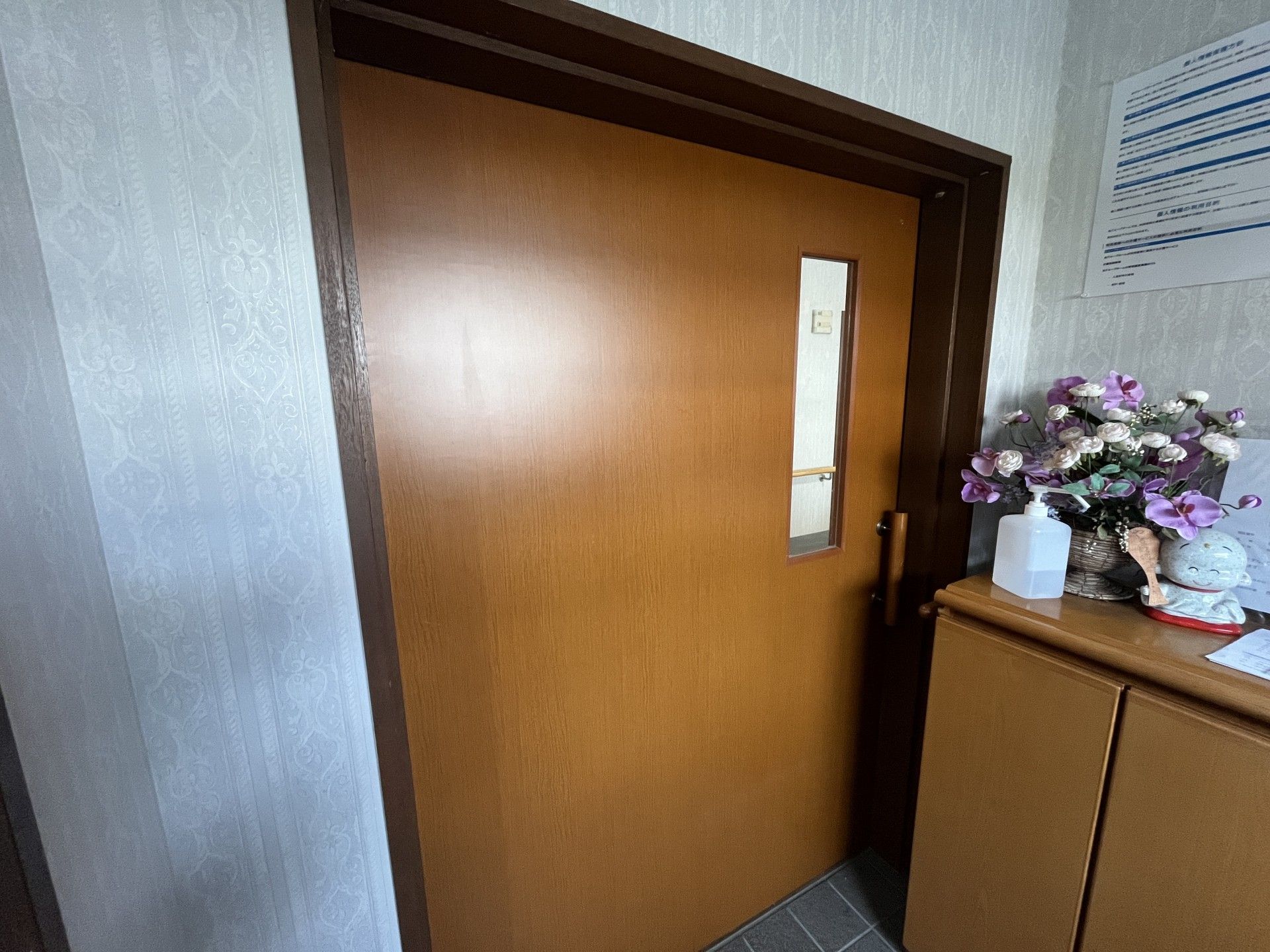 木製のドアと飾り棚
