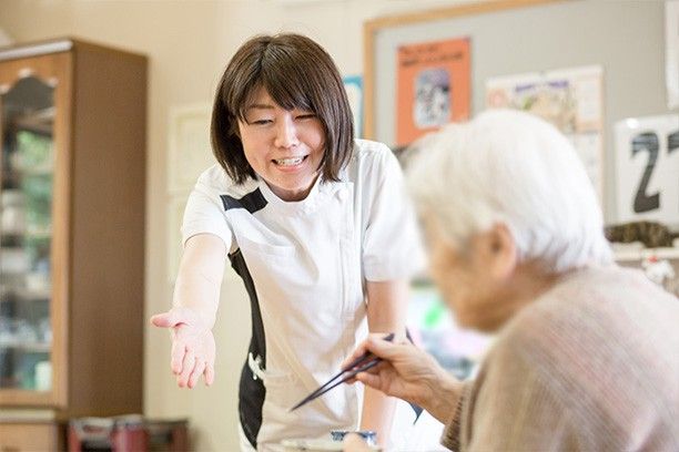笑顔のスタッフと利用者
