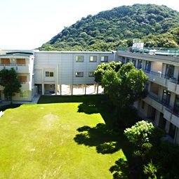 緑豊かな施設外観
