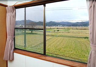 田園が望める居室の窓