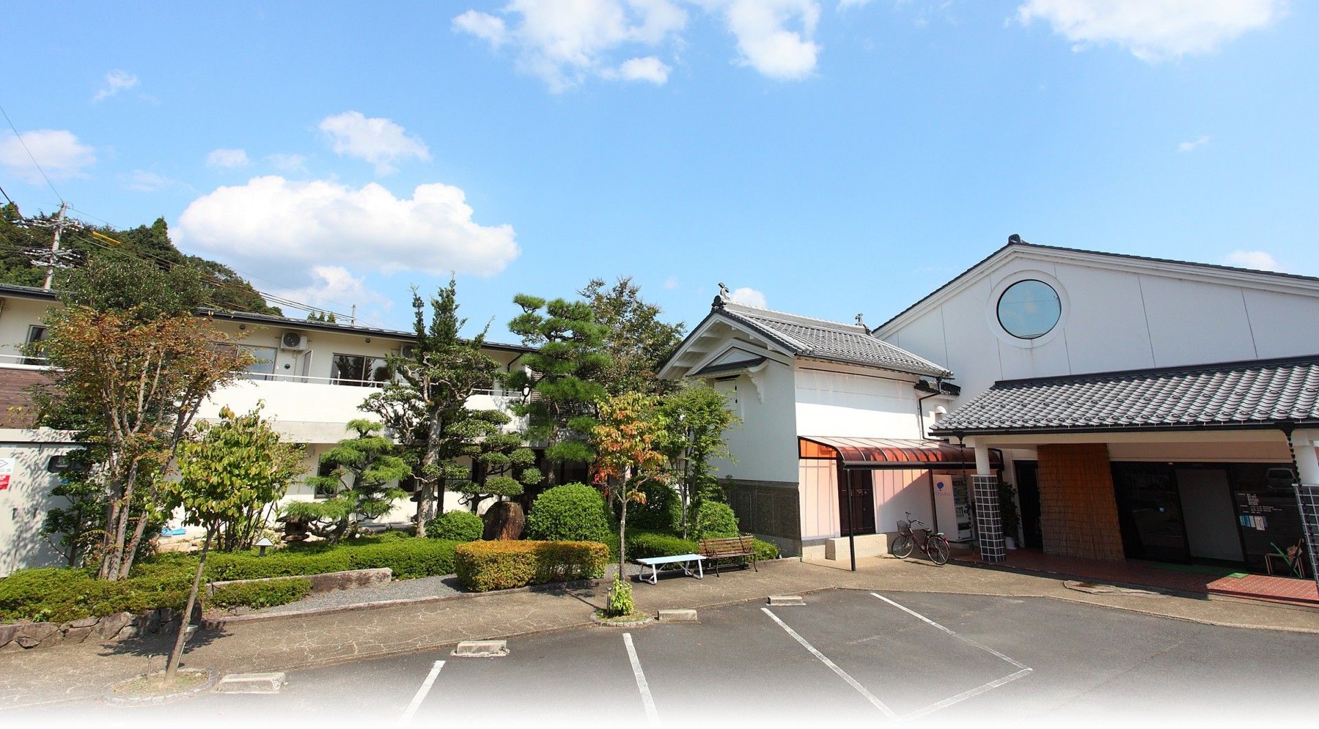 緑豊かな建物の外観