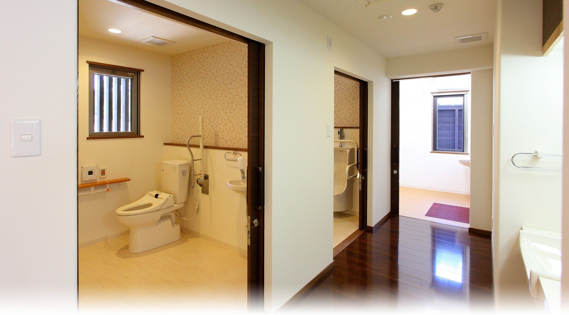 清潔なトイレと廊下
