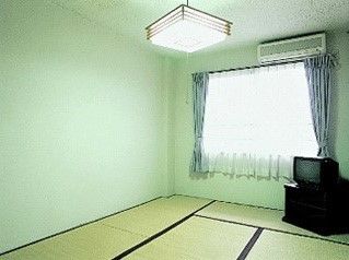 畳敷きの和室にはエアコンやカーテン付きの窓があり、テレビもある。