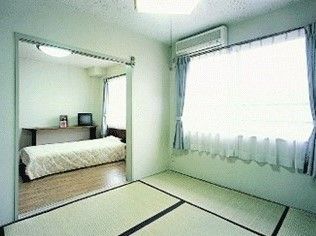 畳敷きの和室とフローリングの洋室が続いて設置された広い居室。