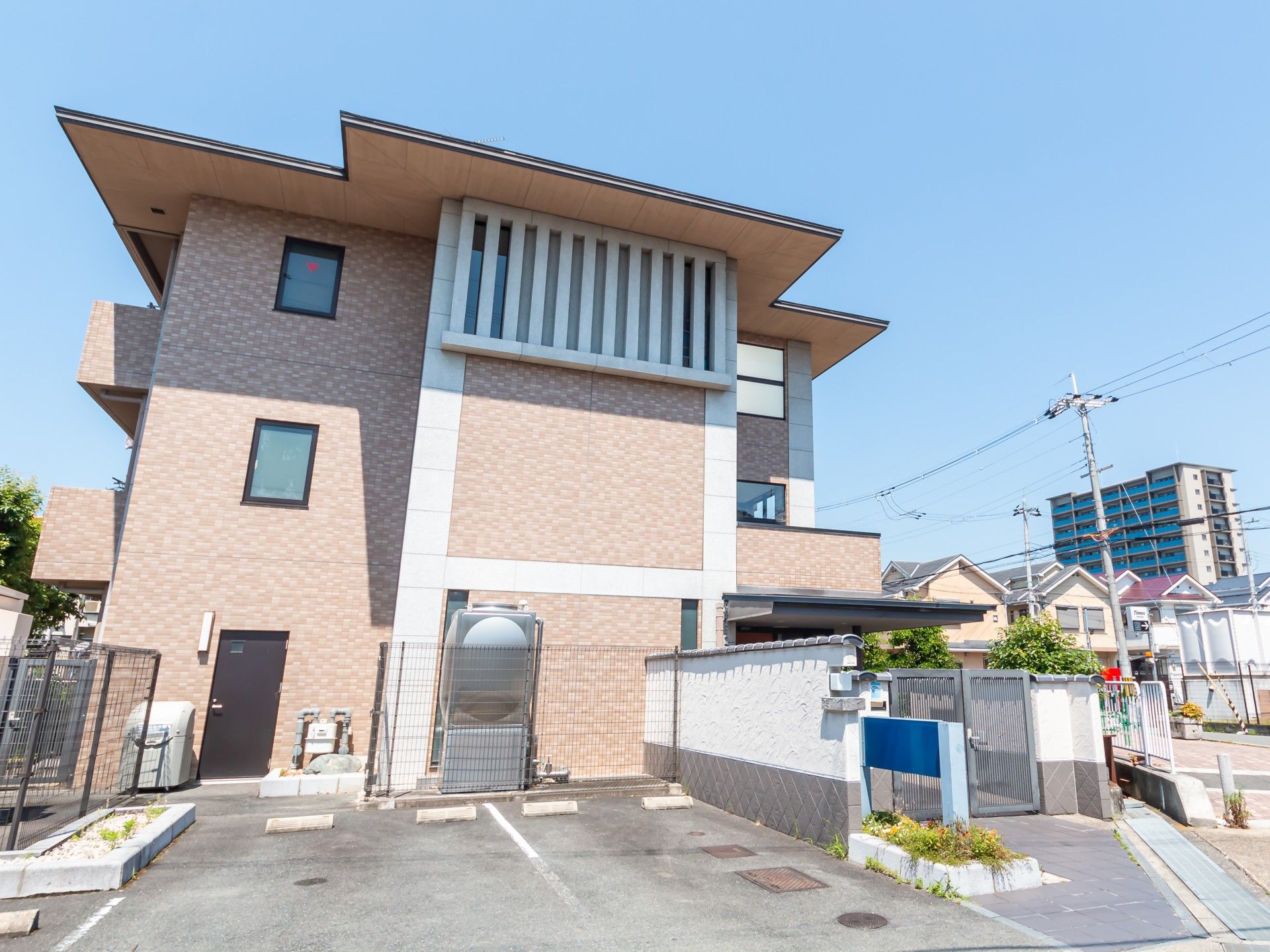 明るい外観の建物