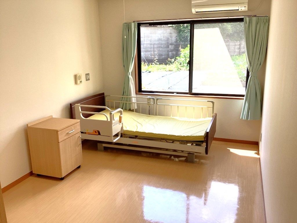 明るい個室の居室