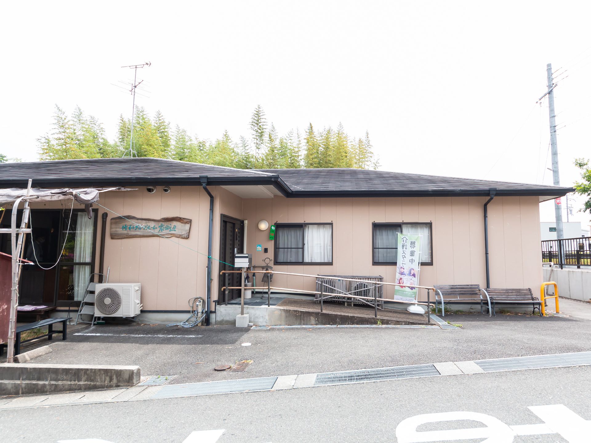 車椅子の入居者のためにスロープがついている外観