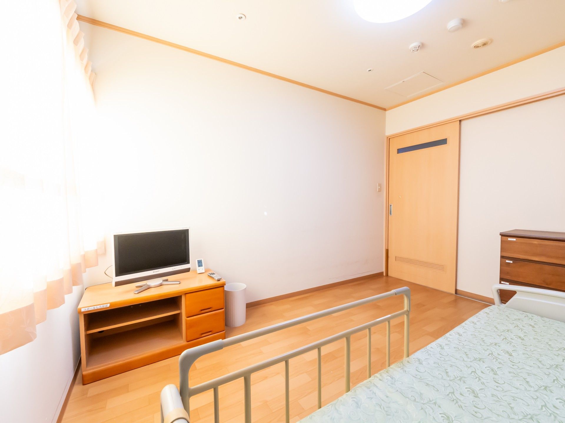明るい個室の様子