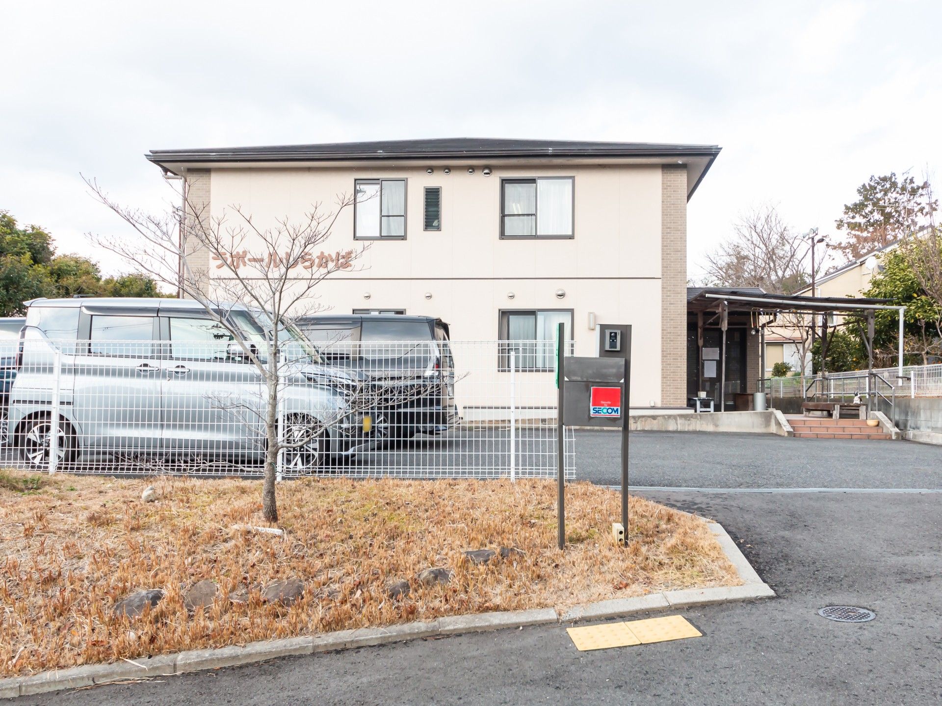 駐車場と建物の外観