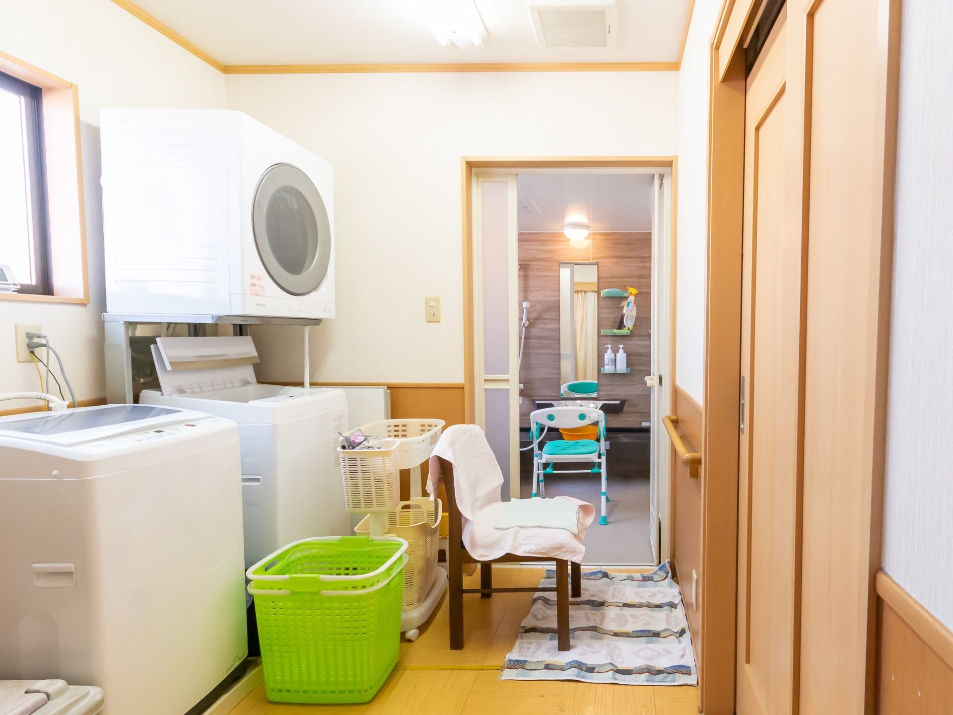 洗濯機と浴室のある部屋
