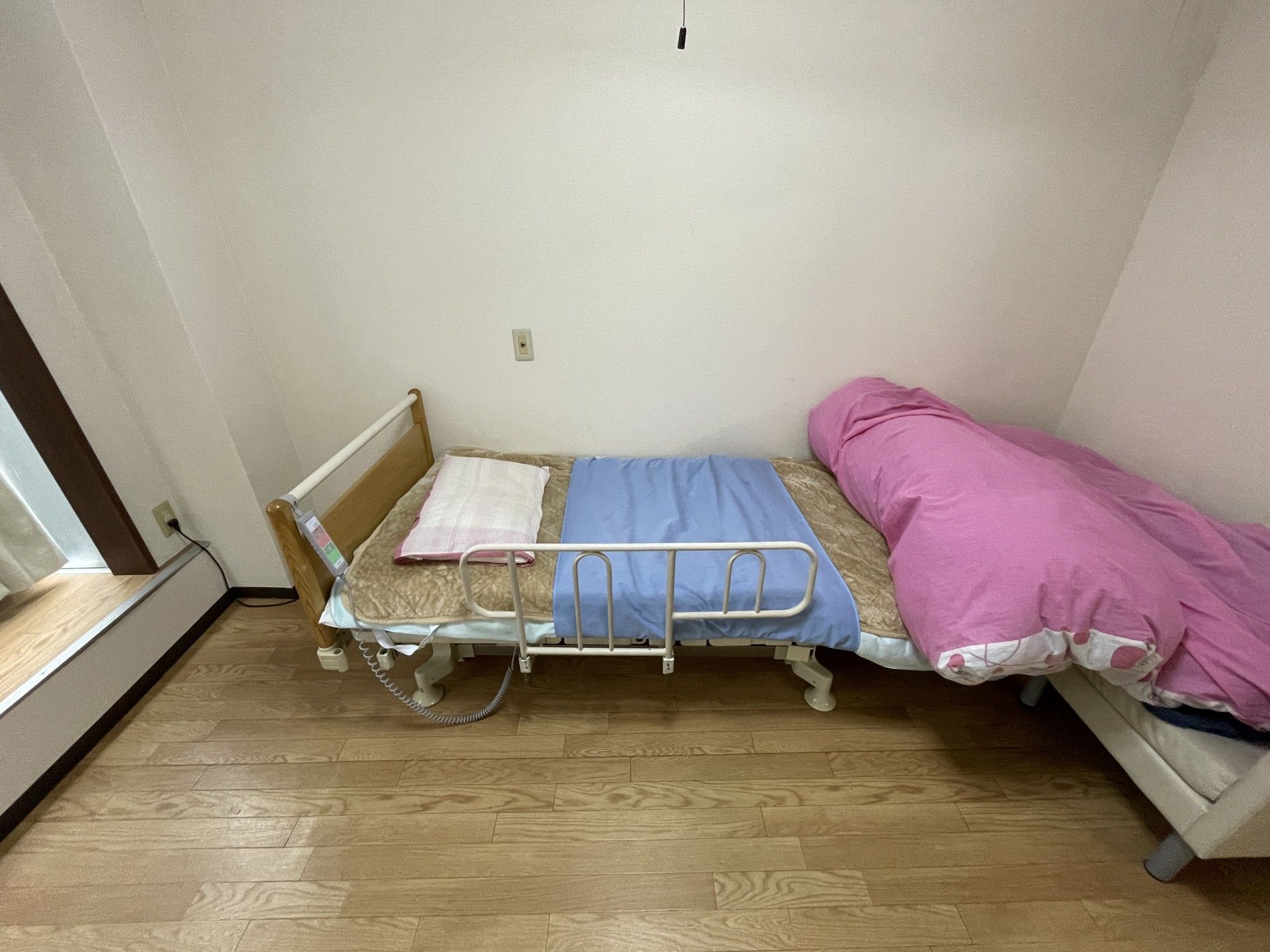 シンプルな居室のベッド